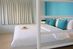Desk, free WiFi, bed sheets - Me U Hostel Pattaya (Pattaya)