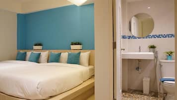 Family Room | Desk, free WiFi, bed sheets