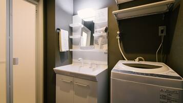 Een aparte badkuip en douche, een diep bad, gratis toiletartikelen