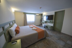 Ropa de cama de alta calidad y caja de seguridad en la habitación