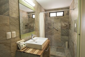 Dusche, kostenlose Toilettenartikel, Haartrockner, Handtücher
