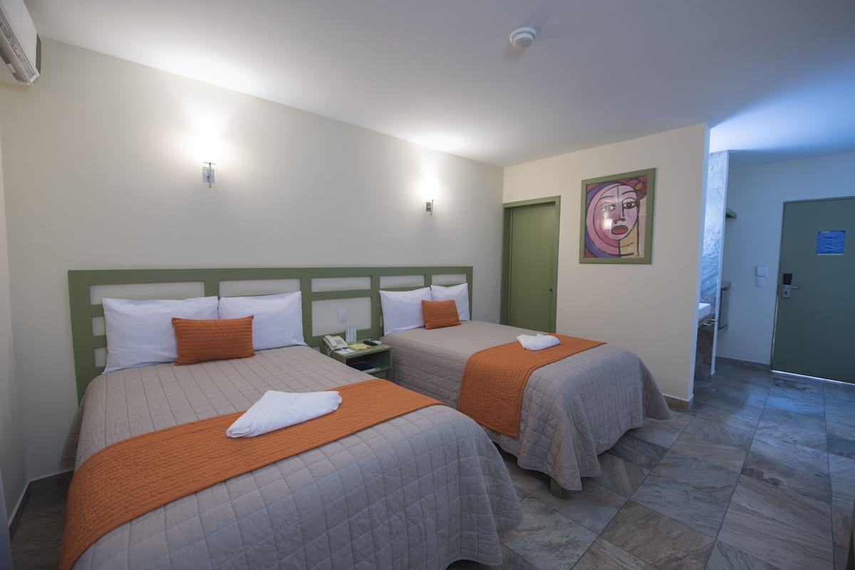 Habitación cuádruple familiar | Ropa de cama de alta calidad y caja de seguridad en la habitación 