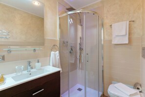 Superior Apartment, 2 Bedrooms, 2 Bathrooms, City View | Bathroom