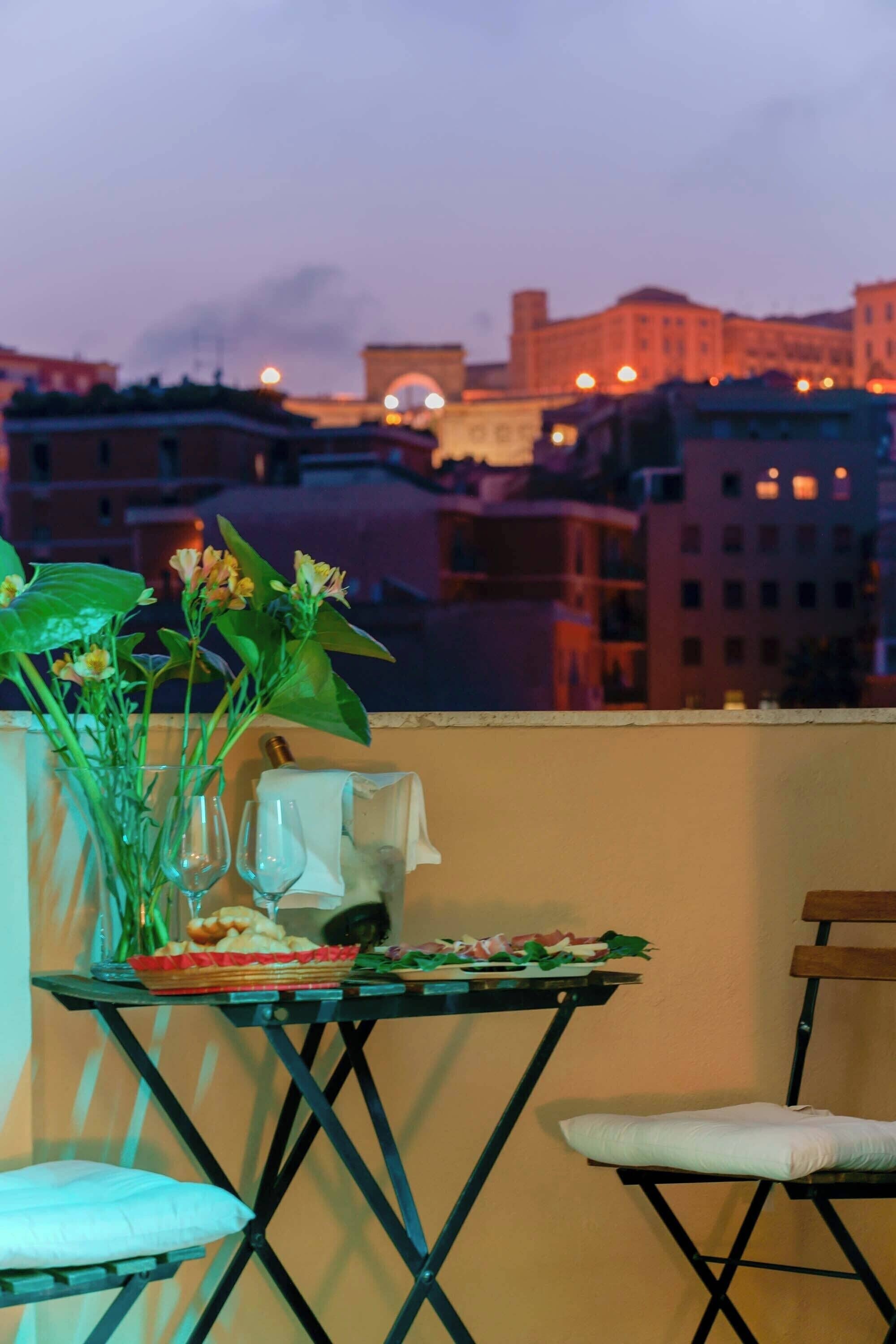Apartamento superior, 2 habitaciones, 2 baños, vistas a la ciudad | Terraza o patio