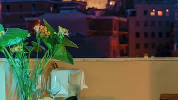 Apartamento superior, 2 habitaciones, 2 baños, vistas a la ciudad | Terraza o patio