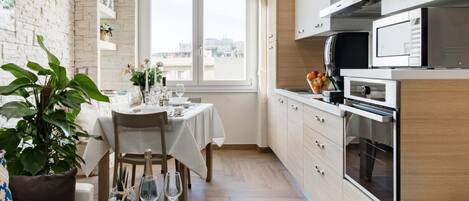 Superior appartement, 2 slaapkamers, 2 badkamers, uitzicht op stad | Privékeuken | Een koelkast, een magnetron, een espressoapparaat