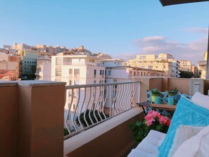 Appartamento Superior, 2 camere da letto, 2 bagni, vista città | Terrazza/patio