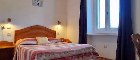 Classic Double Room, Non Smoking | Desk, free WiFi, bed sheets