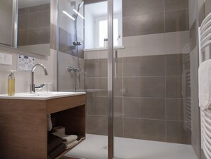 Kahden hengen classic-huone, tupakointi kielletty | Kylpyhuone | Ympäristöystävälliset hygieniatuotteet, hiustenkuivaaja, pyyhkeet