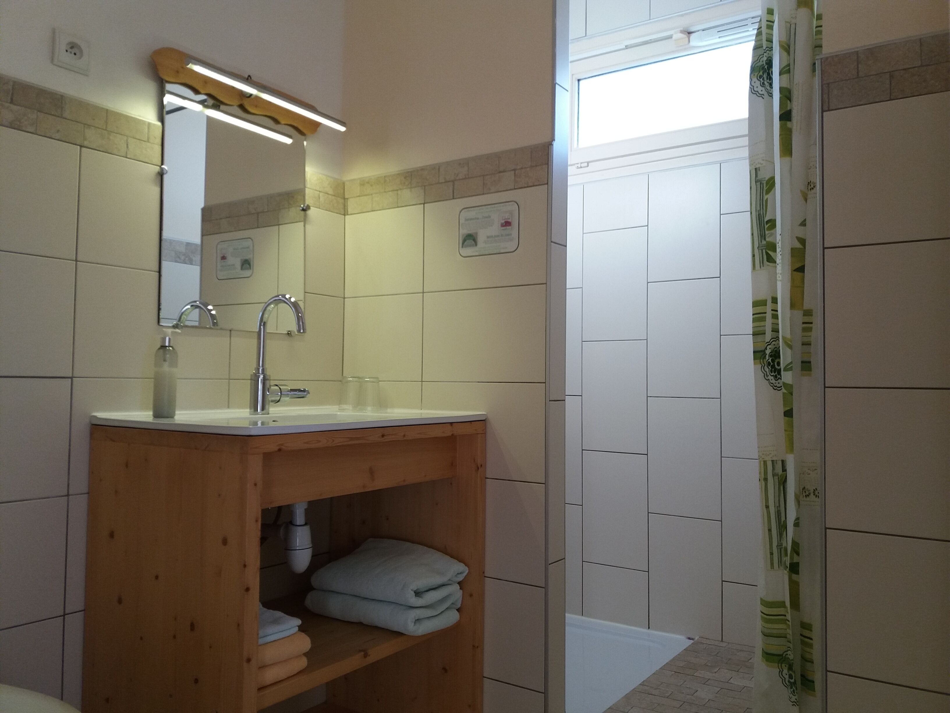 Comfort Tek Büyük veya İki Ayrı Yataklı Oda, Sigara İçilmez | Banyo | Saç kurutma makinesi, havlu 