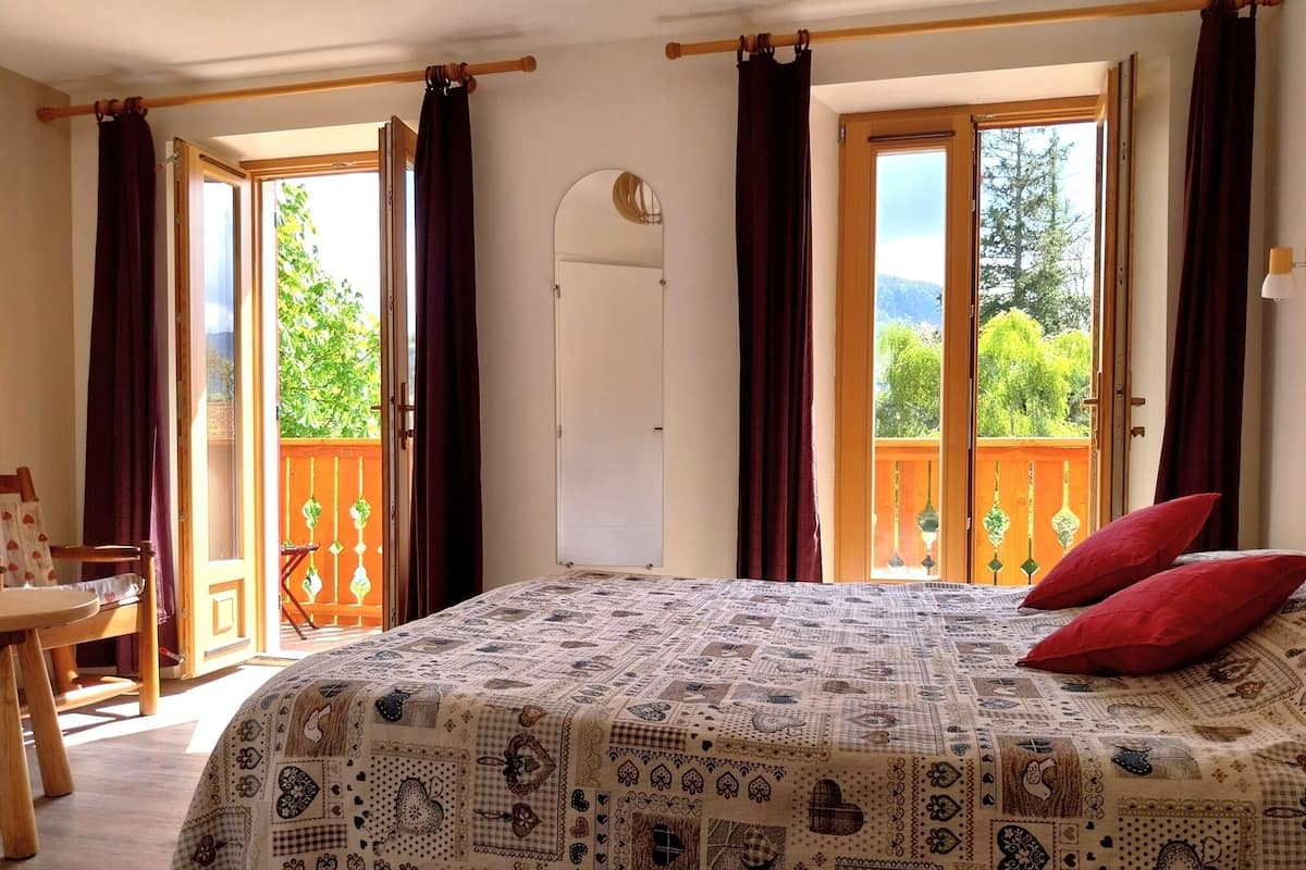 Quarto casal ou duplo conforto, para não fumantes | Escrivaninha, Wi-Fi de cortesia, roupa de cama