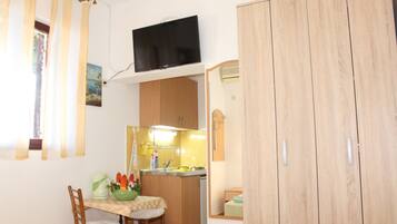 Estudio básico, 1 cama matrimonial, vista al mar | Vista desde la habitación