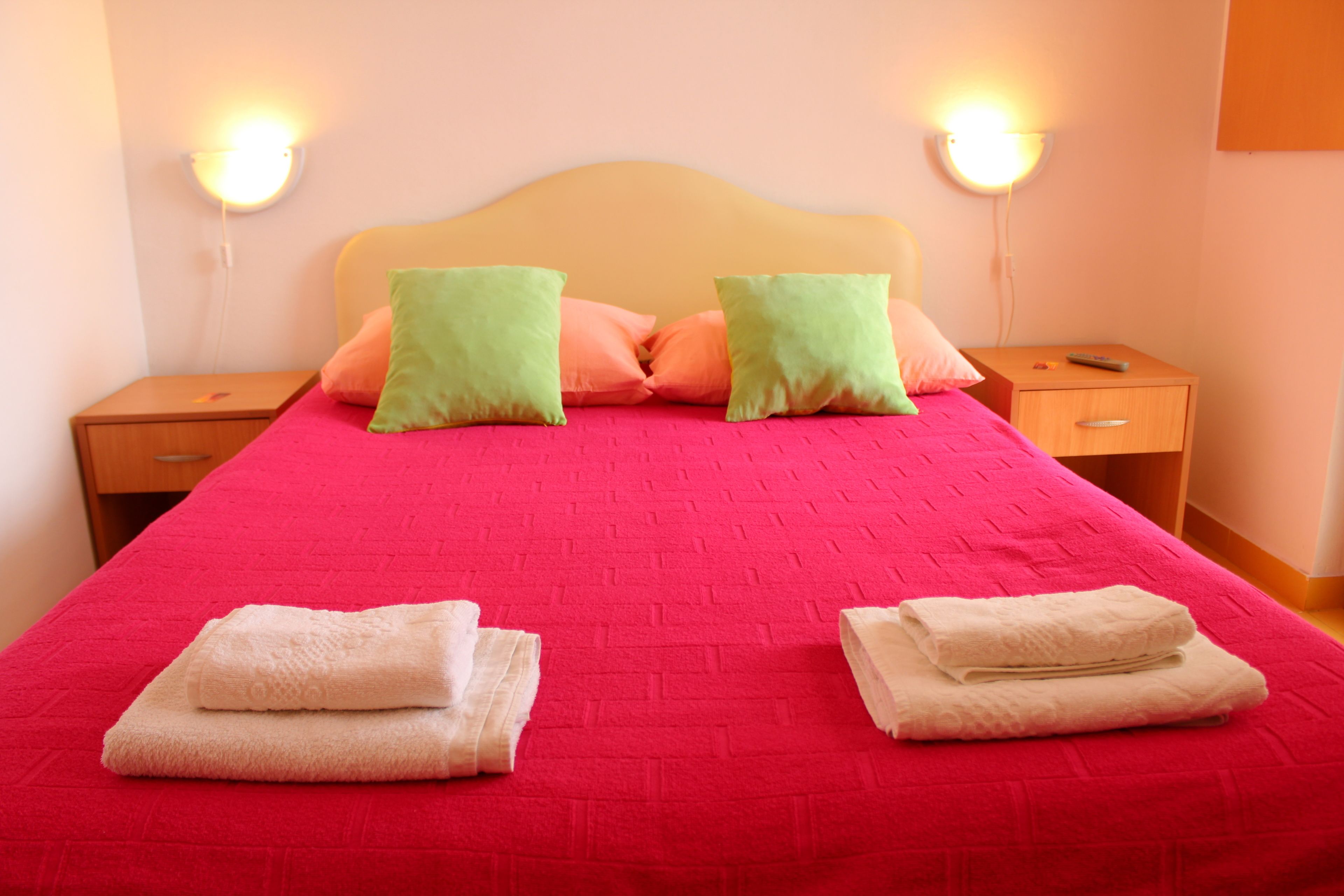 Basic-studiolejlighed - 1 dobbeltseng - havudsigt | Pengeskab på værelset, skrivebord, strygejern/strygebræt