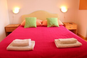 Estudio básico, 1 cama doble, vistas al mar | Caja fuerte, escritorio, tabla de planchar con plancha y cunas (de pago)