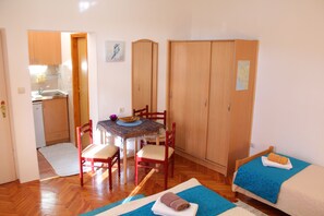 In-room safe, desk, iron/ironing board, cribs/infant beds - Guest House Tomanovic (Herceg Novi)