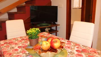 Căn hộ phong cách cổ điển, nhiều giường, quang cảnh biển | Bếp riêng | Tủ lạnh, bếp nấu, ấm điện, dụng cụ nấu nướng/bát dĩa/dao nĩa