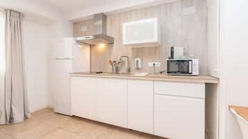 Refrigerador con freezer, microondas, placa de cocina, cafetera/tetera