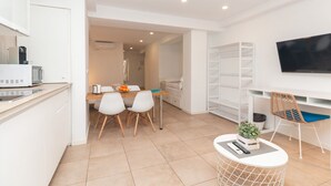 A modern apartment with a kitchen, dining area, and living space. - Bet Apartments - Abastos (Valencia)