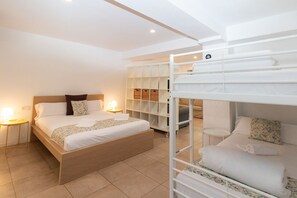 Family Studio up to 4 people | Down duvets, desk, laptop workspace, blackout curtains - Bet Apartments - Abastos (Valencia)