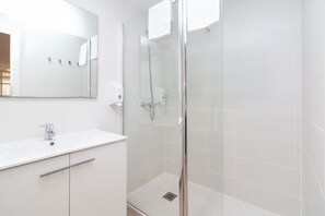 Family Studio up to 4 people | Bathroom | Shower, free toiletries, hair dryer, towels - Bet Apartments - Abastos (Valencia)