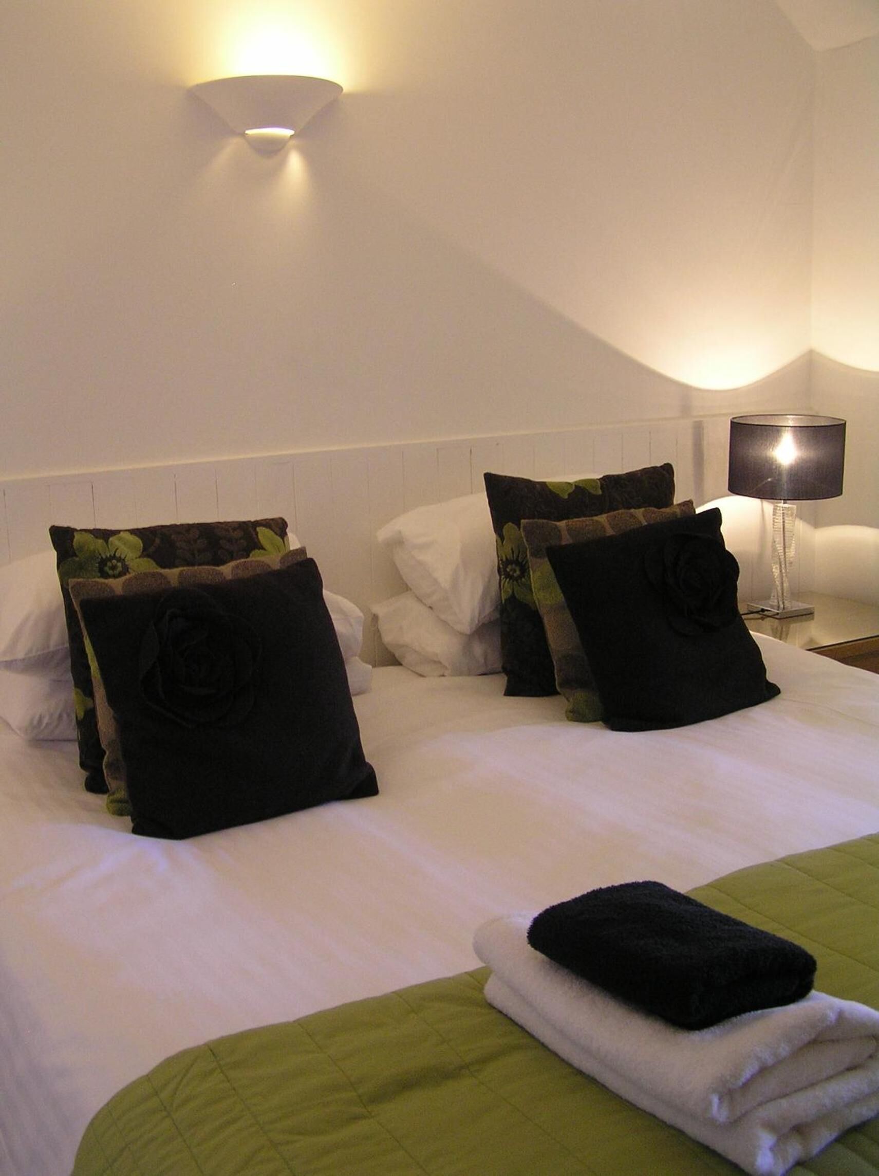 ห้องพักตกแต่งอย่างมีเอกลักษณ์, ตกแต่งพิเศษโดยเฉพาะ, โต๊ะทำงาน