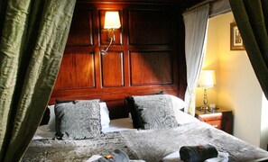 Premier Double Room, 1 King Bed | Individually decorated, individually furnished, desk, laptop workspace - Townhouse Rooms (Truro)