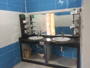 淋浴設備、提供毛巾、廁紙