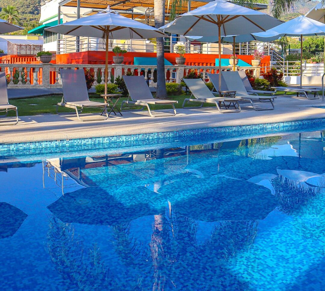 Piscine extérieure, parasols de plage, chaises longues