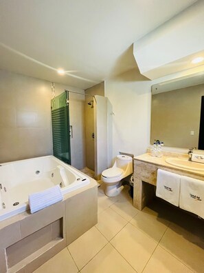 Grand Room, 1 King Bed, Non Smoking, Jetted Tub | Bathroom | Towels - Hotel del Pescador (Jocotepec)