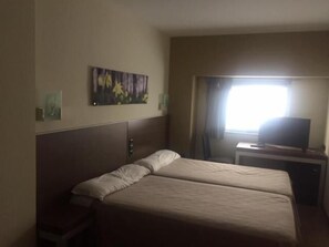 In-room safe, soundproofing, rollaway beds, free WiFi - Hotel Izelai (Alsasua)