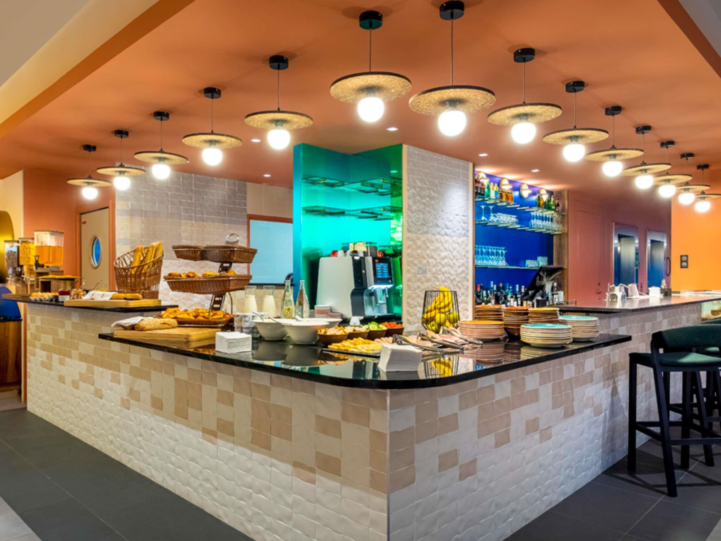 Free buffet breakfast 