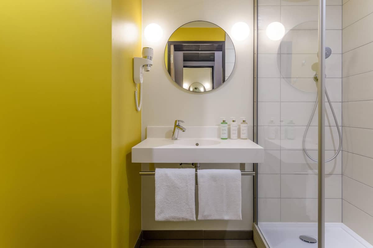 Escriptori, habitacions insonoritzades i bressols gratuïts