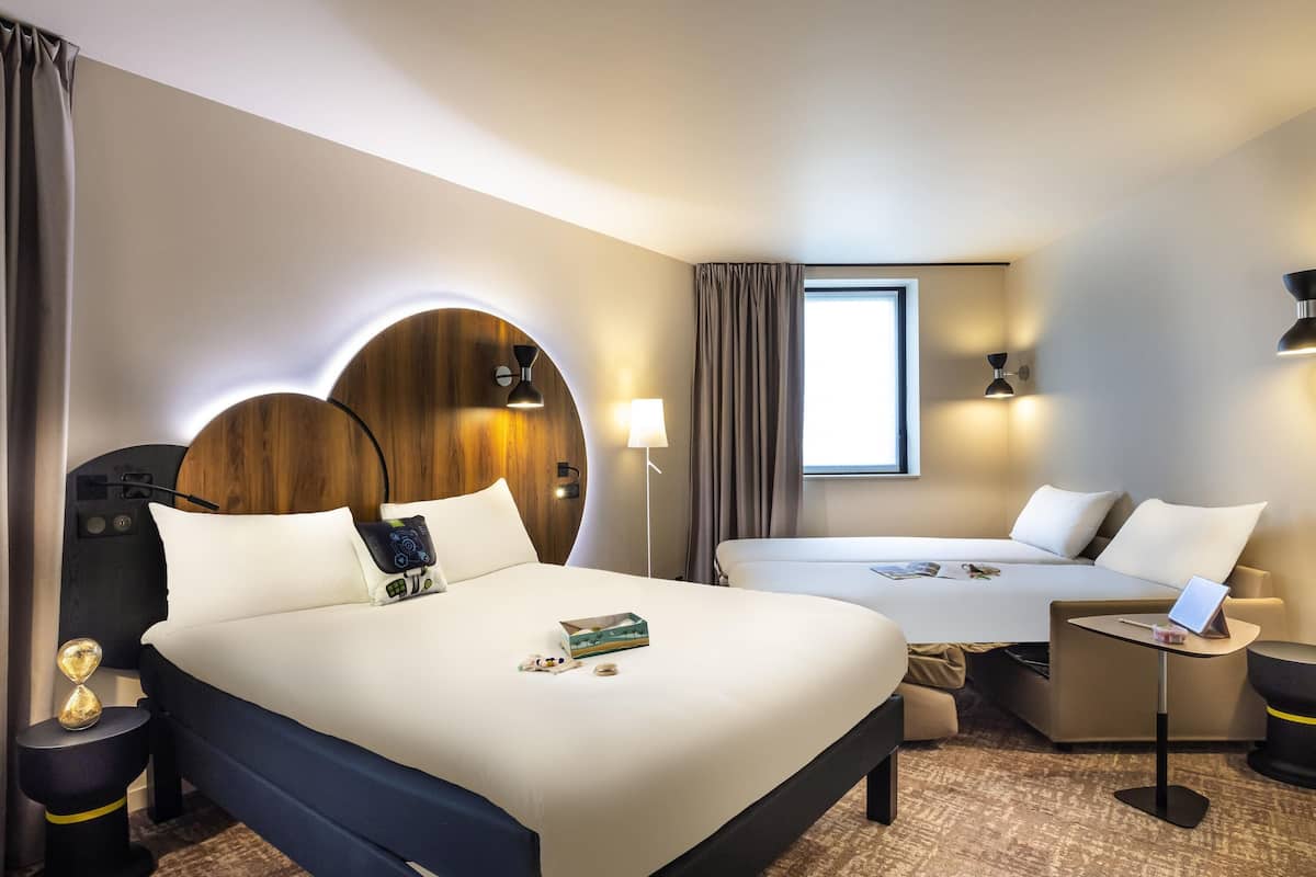 Chambre Standard, plusieurs lits | Bureau, chambres insonorisées, lits bébé (gratuits), Wi-Fi gratuit