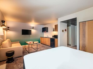 Apartment with kitchenette | Desk, soundproofing, free cribs/infant beds, free WiFi