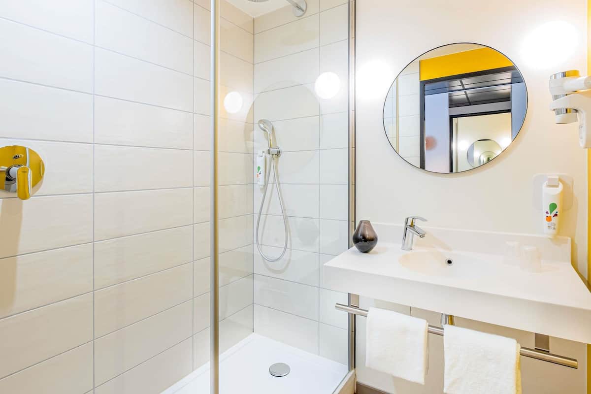 Regendusche, umweltfreundliche Kosmetikartikel, Haartrockner, Handtücher