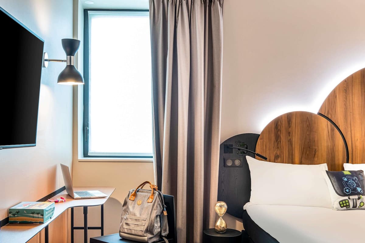 Desk, soundproofing, free cots/infant beds, free WiFi