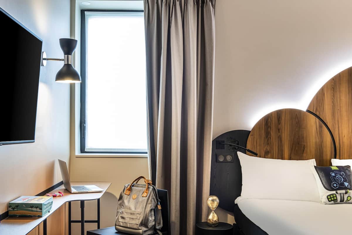 Escriptori, habitacions insonoritzades i bressols gratuïts
