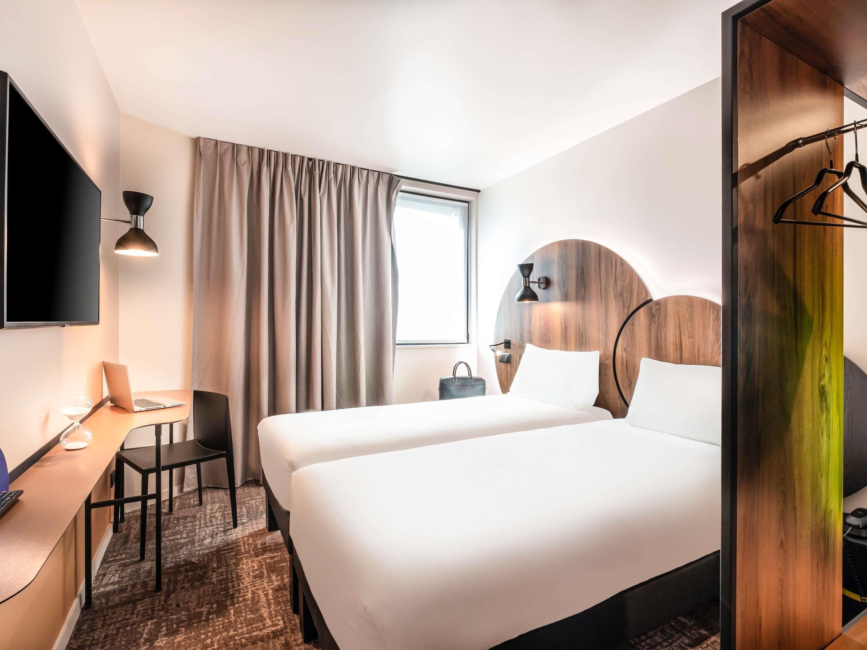 Kamar Standar, 2 Tempat Tidur Twin | Meja kerja, tirai kedap cahaya, dan kedap suara