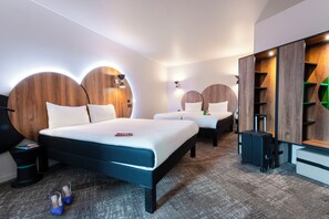 Familie suite, 2 tweepersoonsbedden | Een bureau, geluiddichte muren, gratis babybedden, gratis wifi