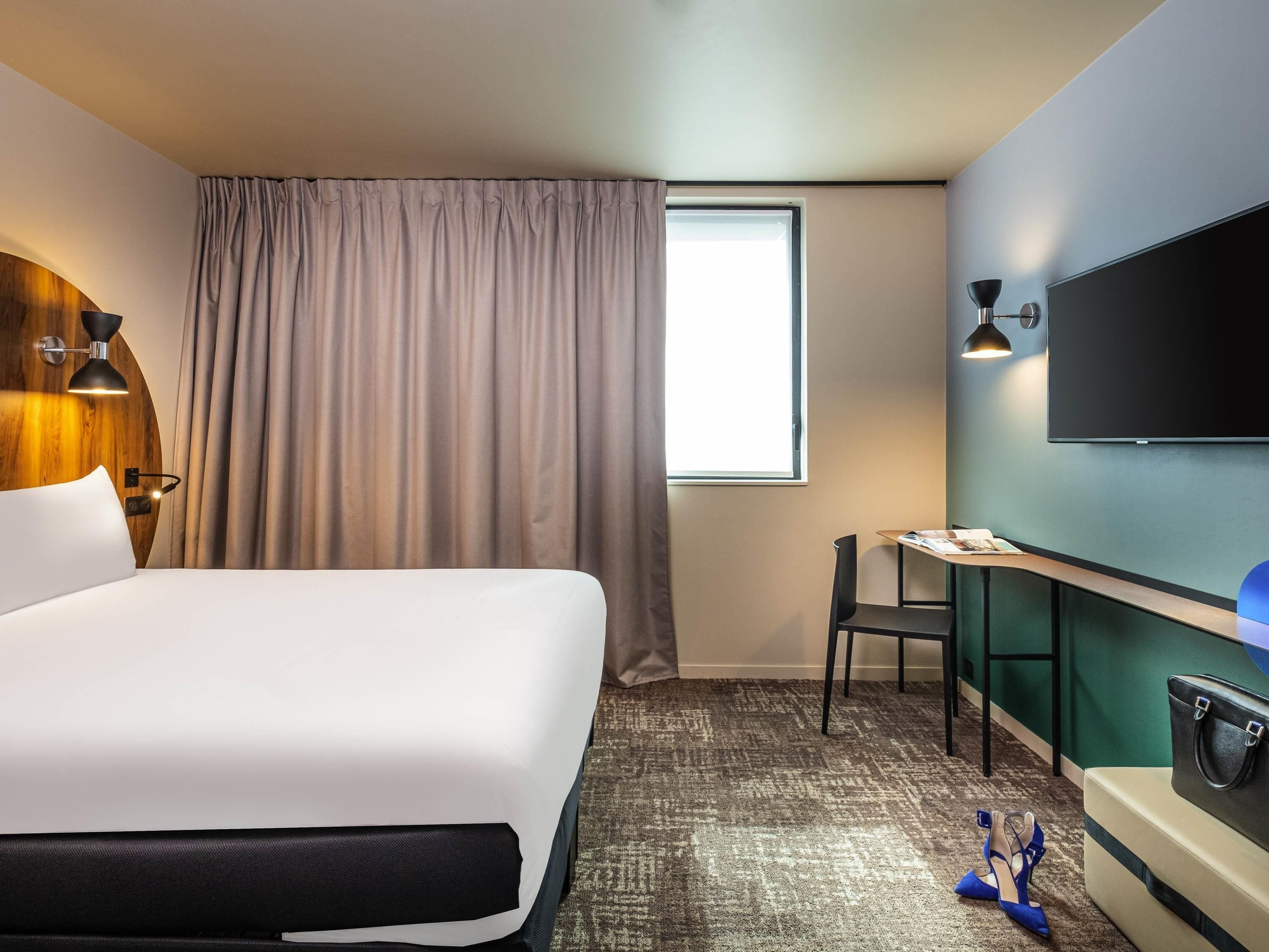 Desk, soundproofing, free cots/infant beds, free WiFi
