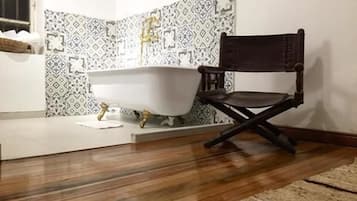 Suite, 1 King-Bett, Nichtraucher, Gartenblick | Badezimmer
