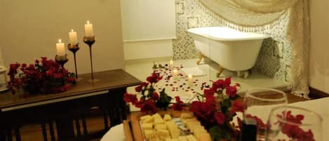 Lakosztály, 1 king (extra méretű) franciaágy, nemdohányzó, kilátással a kertre | Prémium ágynemű, pehelypaplan, ingyenes wifi és ágynemű