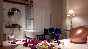 Suite superior | Ropa de cama de alta calidad, edredones de plumas, wifi gratis