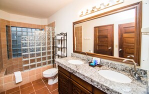 Bathroom - MAYAN PRINCESS BEACH AND DIVE RESORT (ROATAN)
