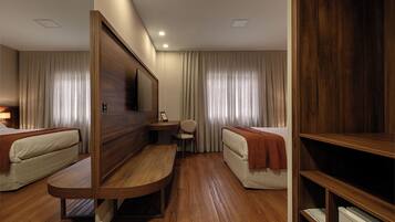 Executive Double Room, 1 Double Bed | Minibar, desk, blackout drapes, soundproofing