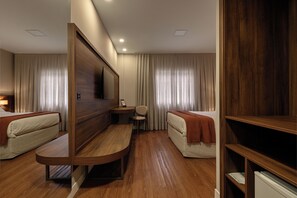 Minibar, desk, blackout curtains, soundproofing - Hotel Maerkli (Santo Angelo)
