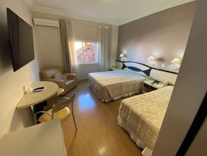Suite superior, varias camas | Minibar, escritorio, cortinas blackout y insonorización 