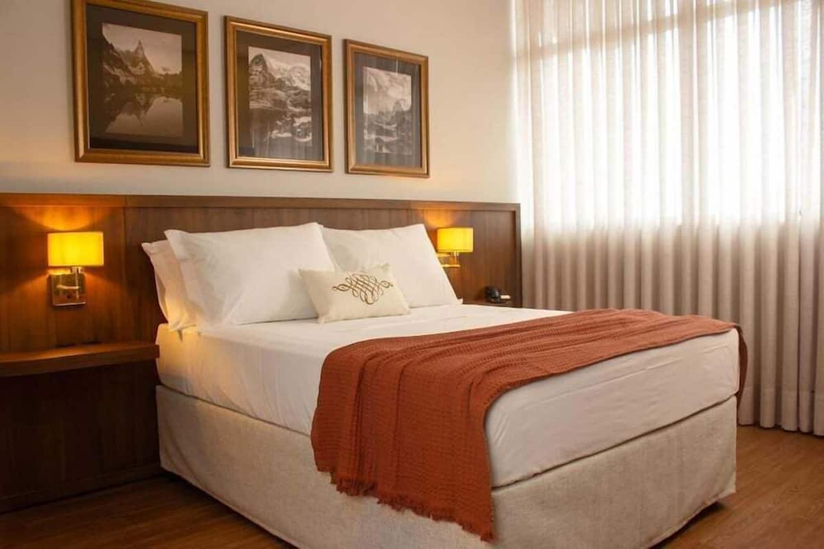 Minibar, escritorio, cortinas blackout y insonorización