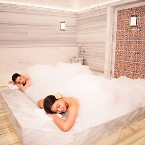 Behandelingskamers voor koppels, een sauna, een bubbelbad, een stoombad