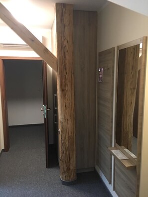 舒适单人房 | 防过敏的被褥、迷你吧、办公桌、遮光窗帘